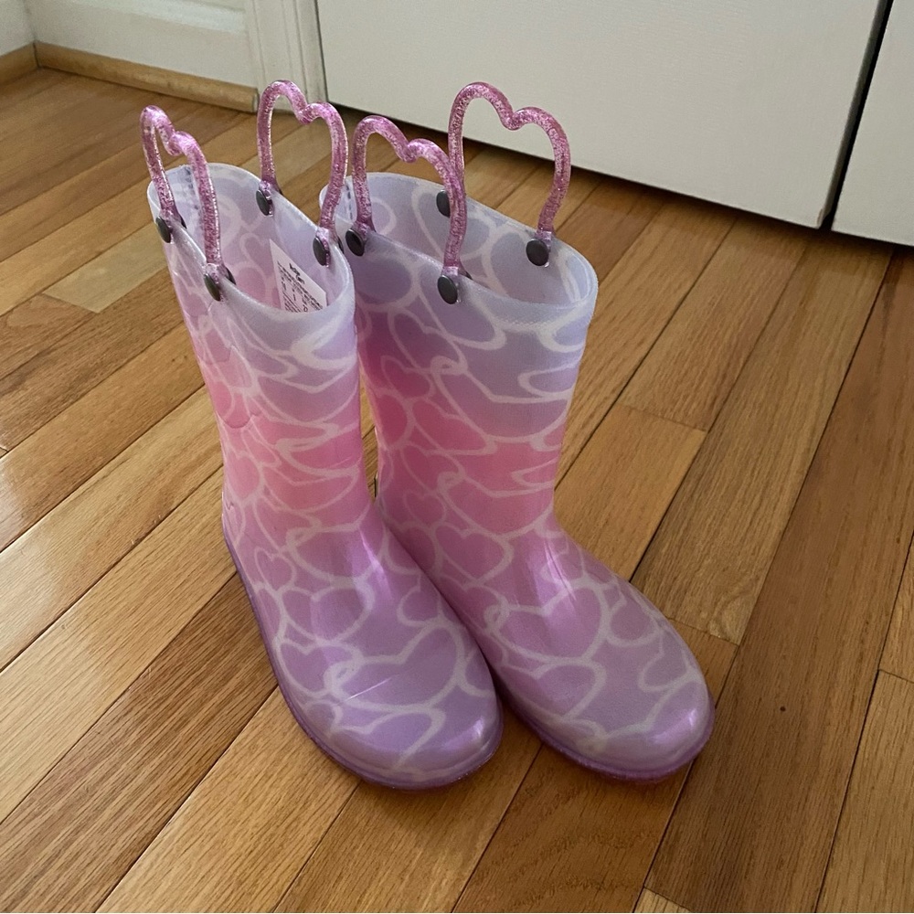 Heart pattern Light Up Rain Boots. Toddler size 10. Pink and purple.